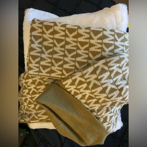 Michael Kors Women's Logo Scarf, Hat set, Camel/Cream * GLOVES NOT INCLUDED * - Picture 4 of 6